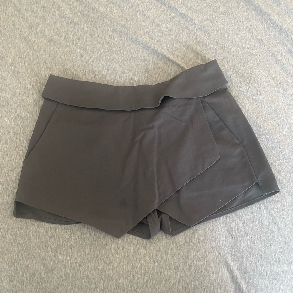 GREY SKORT